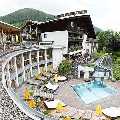 Dachterrasse mit Blick auf den Außenpool mit Sonnenliegen im Wellnesshotel in Kärnten 