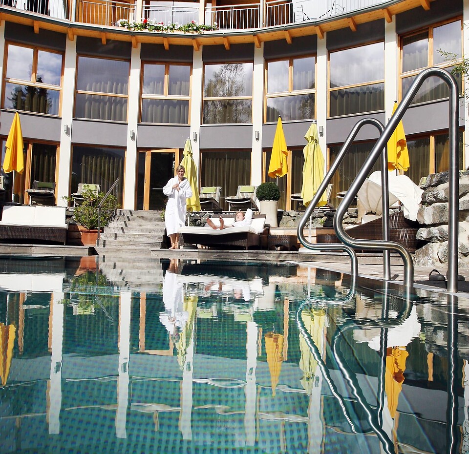 Hotel mit Pools in Kärnten Entspannung am Pool im Wellnesshotel Eschenhof