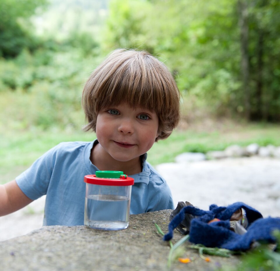 Familienzeit in der Natur – Urlaub mit Kind im Naturhotel Eschenhof Kleines Kind in der Natur – Familienzeit im Naturhotel Eschenhof in Kärnten