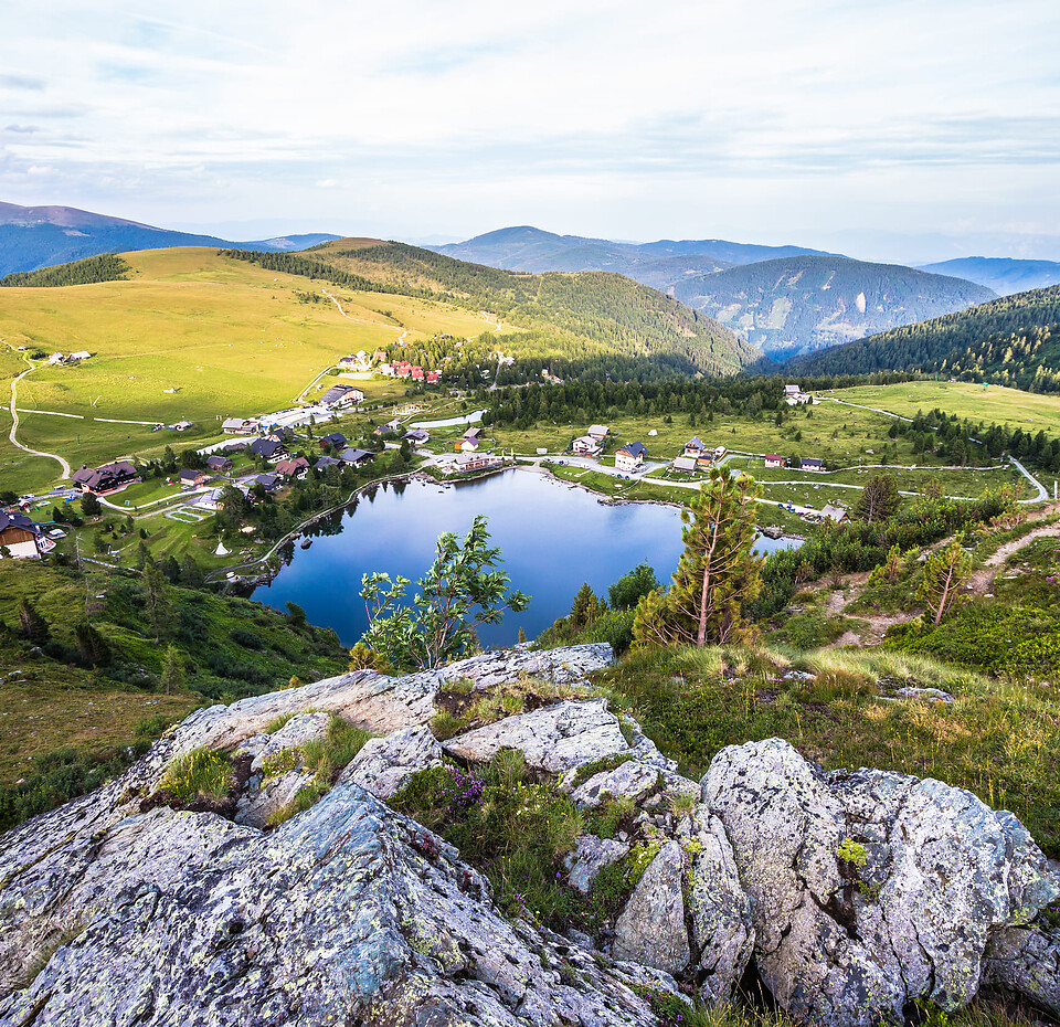 Ausflug zum Falkertsee – See und Berge entdecken beim Urlaub im Naturhotel Eschenhof in Bad Kleinkirchheim  Blick auf den Falkertsee in den Nockbergen ein beliebtes Ausflugsziel in Kärnten