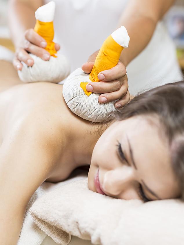 Regain your balance naturally – herbal wellness at Naturhotel Eschenhof in Bad Kleinkirchheim Herbal stamps gently applied to a woman’s back in the spa area of Naturhotel Eschenhof in Bad Kleinkirchheim