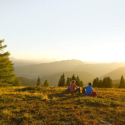 Ein Paar beim Wandern im Sonnenuntergang in den Nockbergen